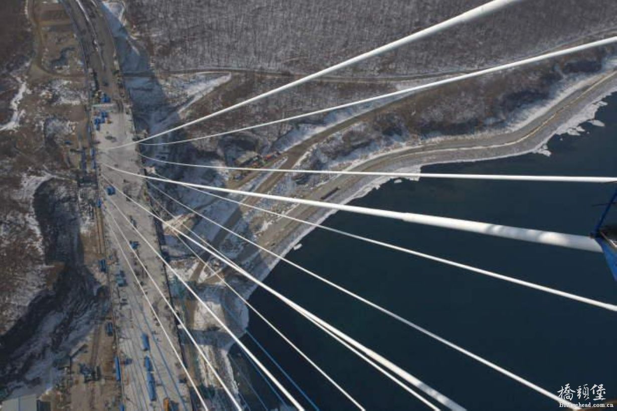 俄罗斯海参崴俄罗斯岛跨海大桥（Russky Island Bridge）施工场景