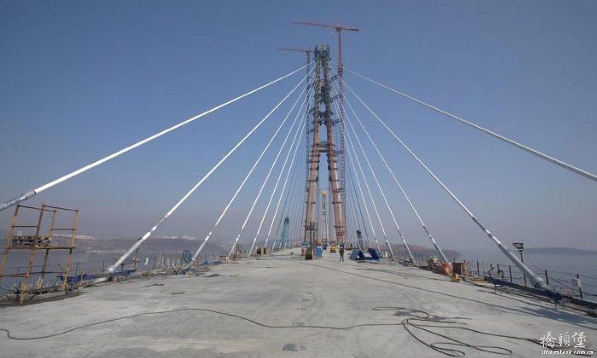 俄罗斯海参崴俄罗斯岛跨海大桥（Russky Island Bridge）施工场景