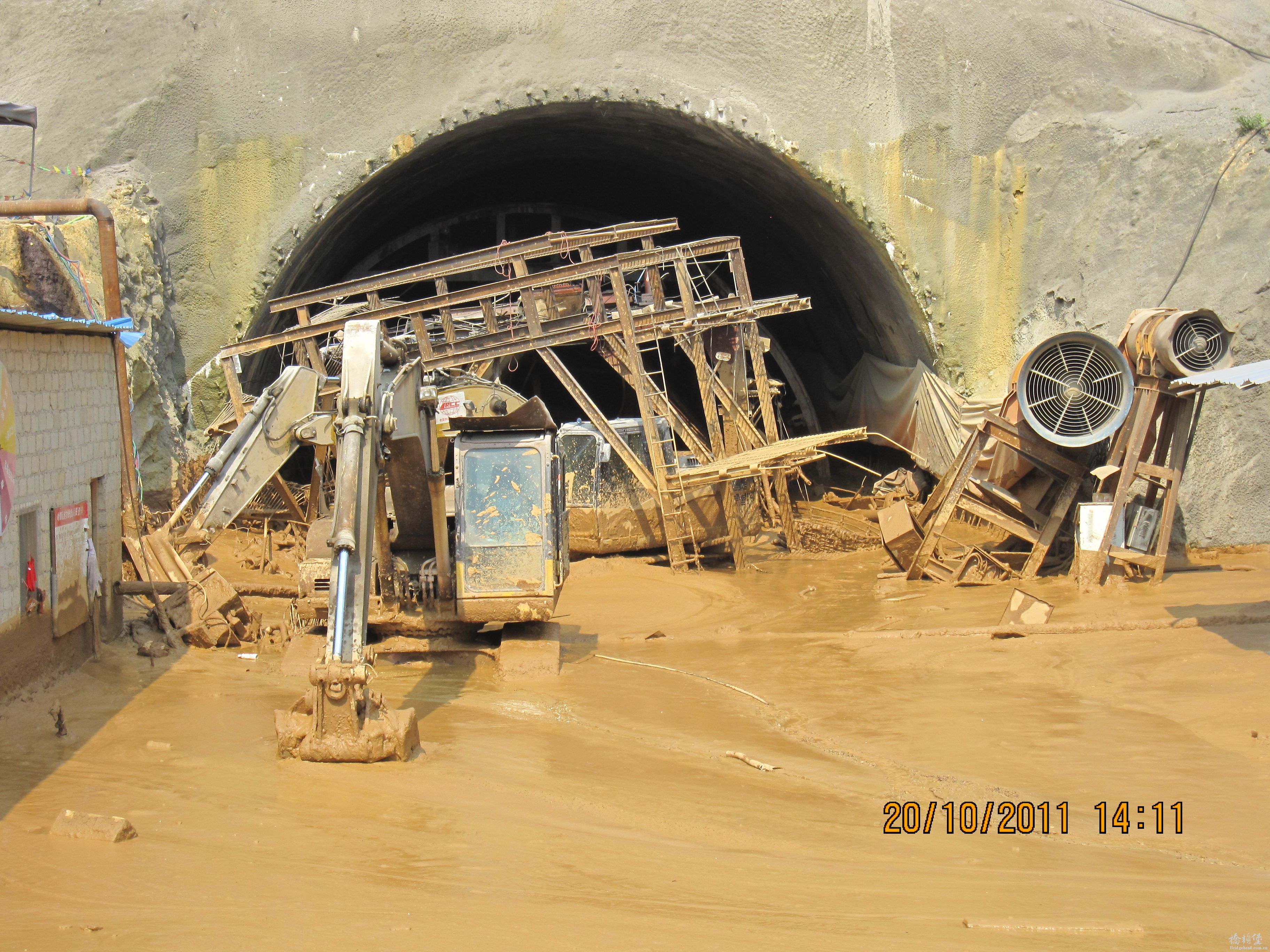 洞口情况，挖机和台车被泥石流推出