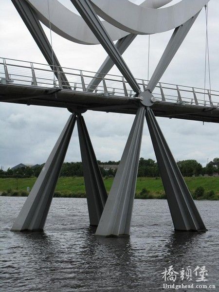 infinity_bridge_central_pier.jpg