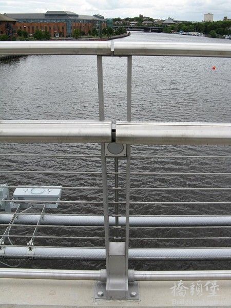 infinity_bridge_handrail_deck_lighting.jpg