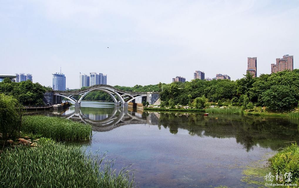 湖湘公园的拱桥，湘潭的标志建筑之一.jpg