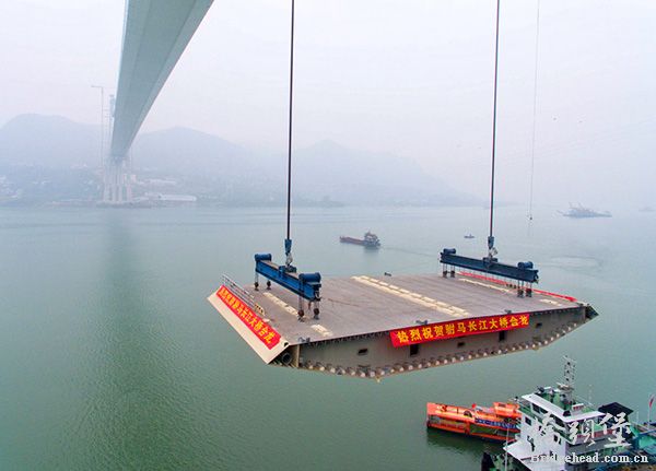 11月15日航拍重庆万州驸马长江大桥最后一节钢箱梁吊装入位作业