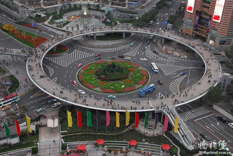 Circular-Pedestrian-Bridge-in-Lujiazui-China-01.jpg