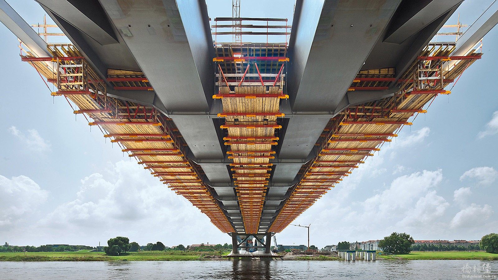 the-carriageway-slab-of-the-steel-composite-bridge-was-constructed-in-21-concret.jpg