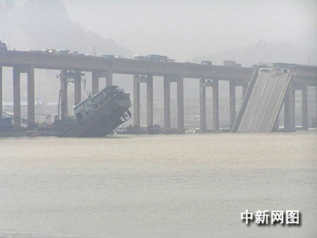 广东南海九江大桥被船撞断 来源：中国新闻网