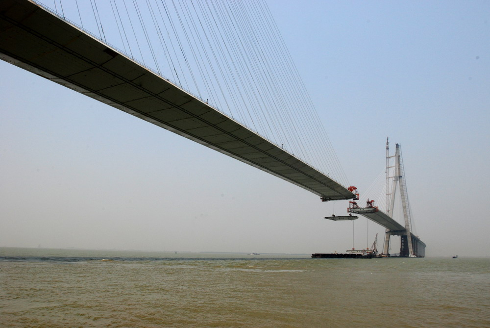 2007-5-11 苏通大桥主桥倒数第四块钢箱梁吊装.jpg