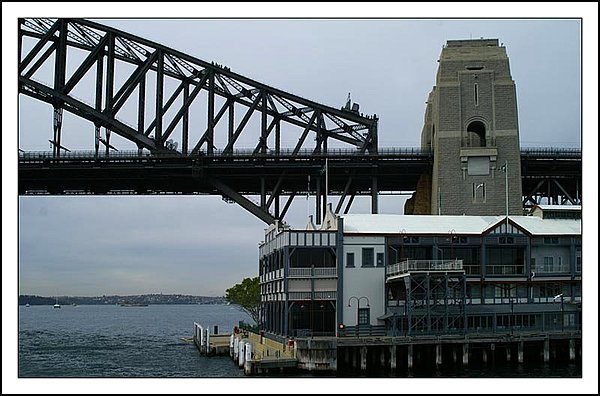 悉尼港湾大桥的桥头堡.jpg