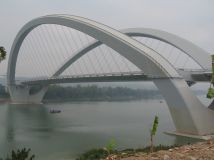 新年给大家传一壮观桥梁组图——南宁大桥