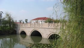 阳澄湖边的两座景观桥