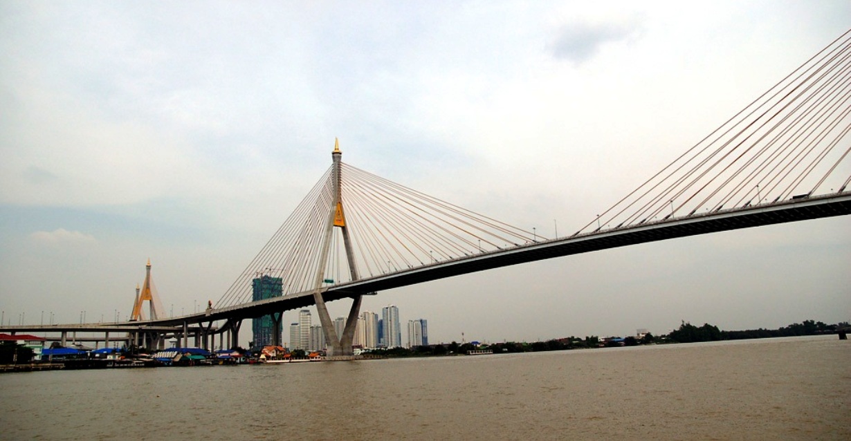 泰国曼谷招拍耶河普密蓬大桥（Bhumibol Bridge）