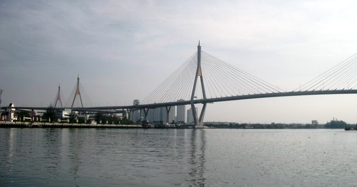 泰国曼谷招拍耶河普密蓬大桥（Bhumibol Bridge）