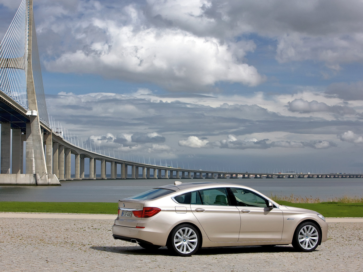 BMW 5 Gran Turismo 2.jpg