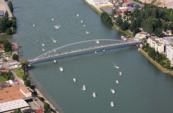 070630_48k_weil_dreilanderbrucke_schiffsparade[1].jpg