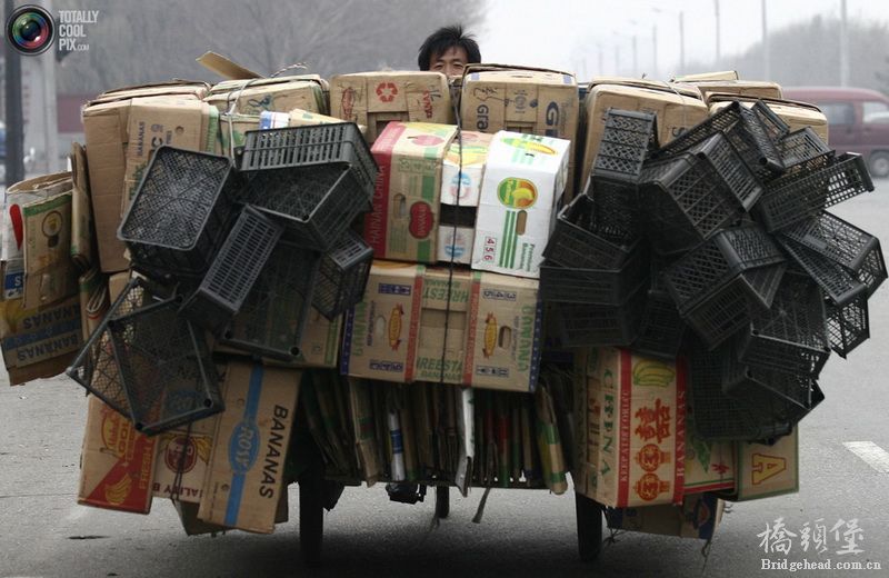 2006年11月，中国辽宁。运送货物的男人。