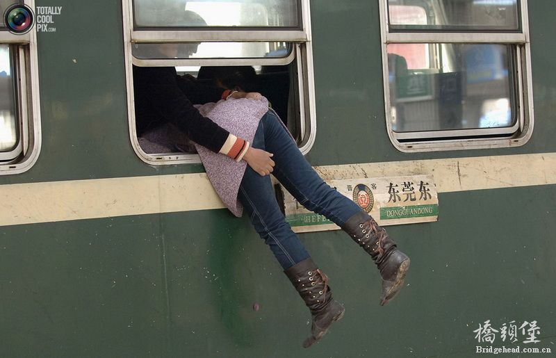 2007年2月，中国安徽。旅客从窗户爬进车厢。