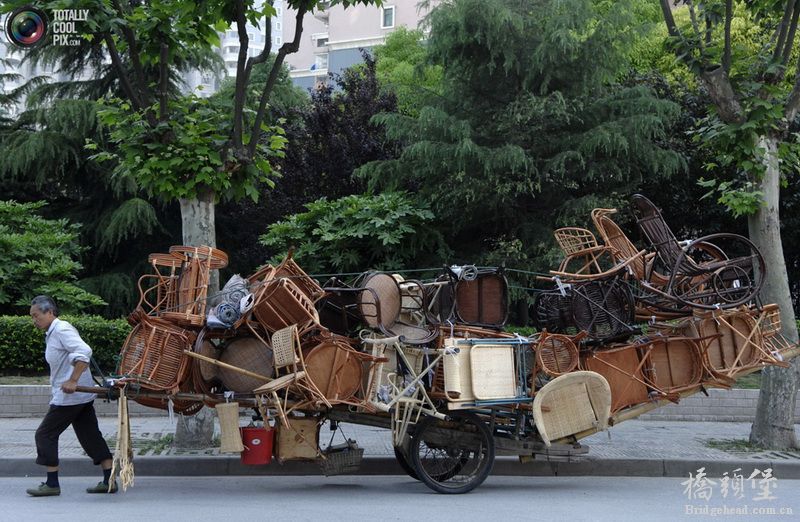 2009年5月，中国上海。一个小贩拉着一车藤椅准备出售。