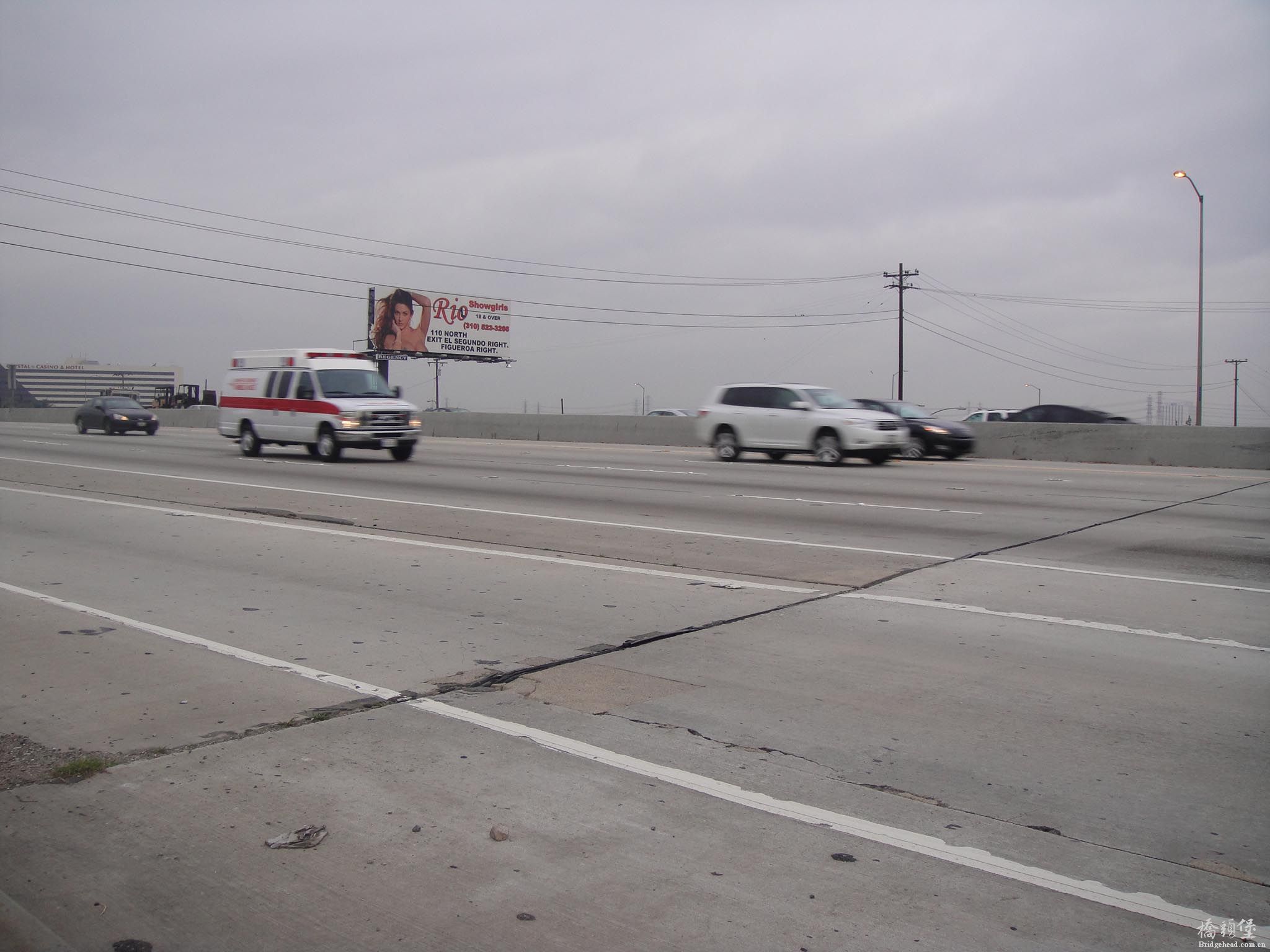 洛杉矶91号高速公路匝道桥桥台伸缩缝型式0.jpg