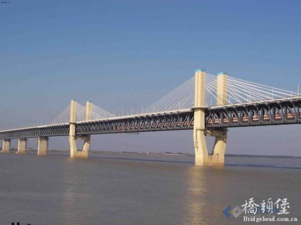 10.安徽芜湖长江大桥(公路铁路两用桥)..jpg