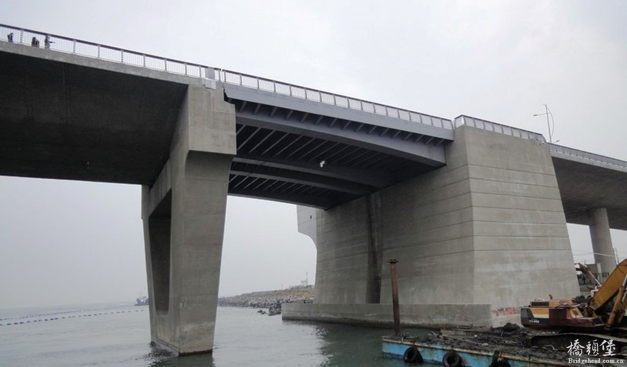 台湾屏东东港鹏湾跨海大桥开启孔