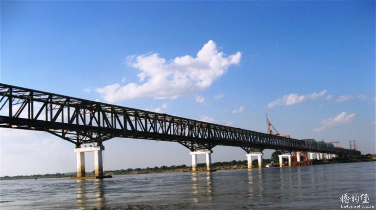 缅甸马圭帕克库伊洛瓦底江帕克库大桥（Pakokku Bridge）钢梁合拢