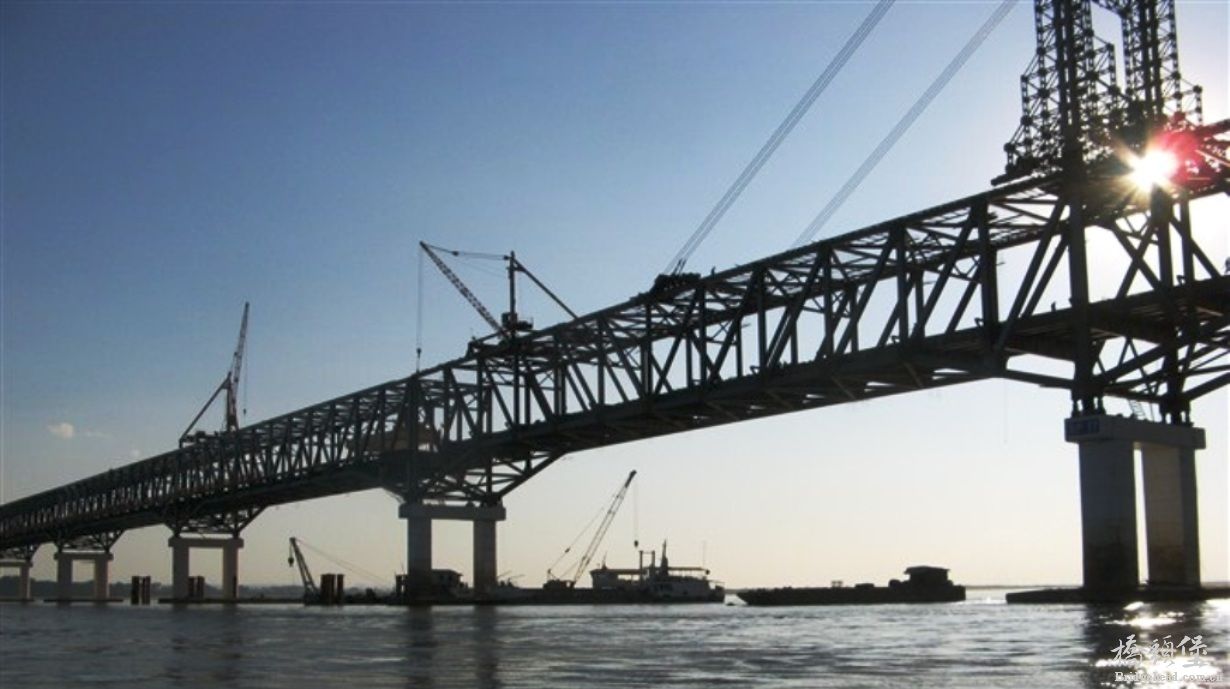 缅甸马圭帕克库伊洛瓦底江帕克库大桥（Pakokku Bridge）钢梁合拢