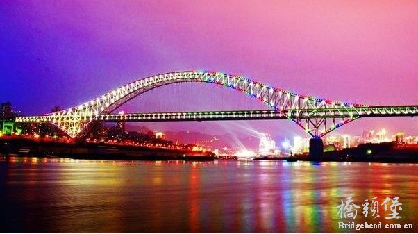 中国重庆朝天门长江大桥,号称世界第一拱,夜色华美.