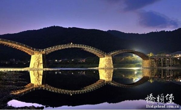 日本锦带桥,夜色之中浮于河面,名如其桥,如飘动的玉带