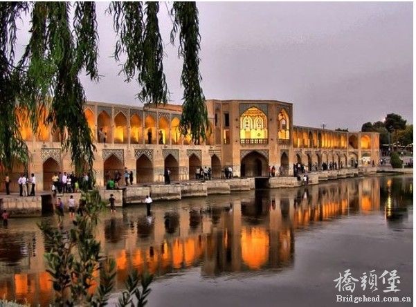 伊朗郝久古桥,由独具特色的伊斯兰风情的拱门组成。