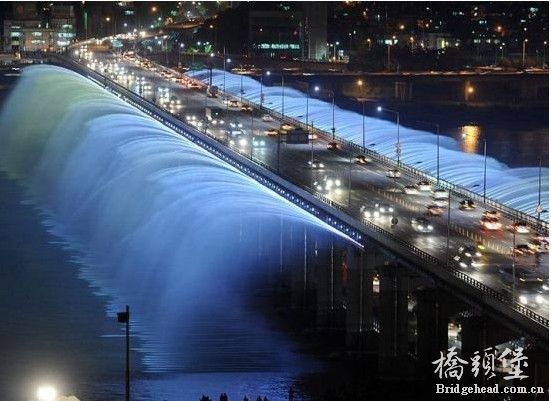 韩国首尔汉江盘浦大桥是一座双层梁桥，桥梁两侧的一万个喷泉成为主要的旅游景点。