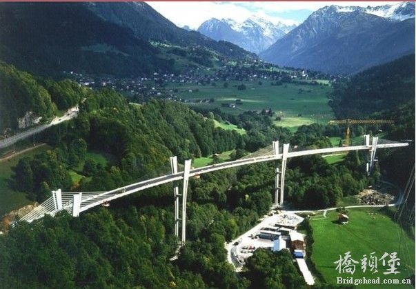 瑞士桑尼伯格大桥（Sunniberg Bridge）是一座有着超低高度主塔、曲线桥面高高耸立的四塔斜拉桥。