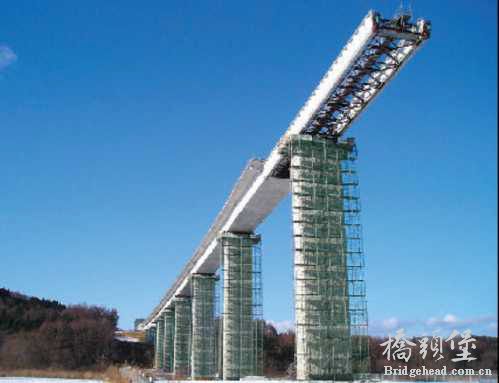 国内第一座波形钢腹板PC组合梁顶推法施工的桥梁