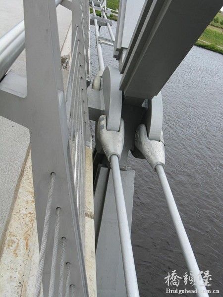 infinity_bridge_boss_cables_east_side_2.jpg