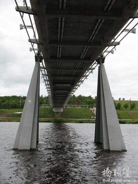 infinity_bridge_central_pier_from_underneath_south_side.jpg