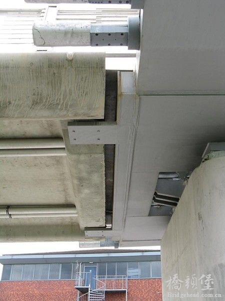 infinity_bridge_expansion_gap_on_south_side.jpg