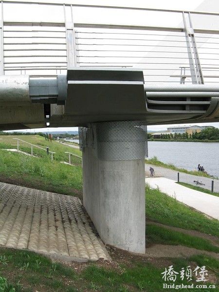 infinity_bridge_north_pier_expansion_slot.jpg