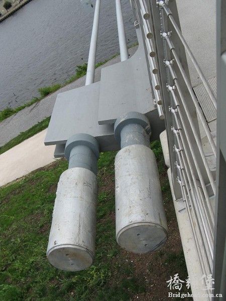 infinity_bridge_north_side_cable_ties.jpg