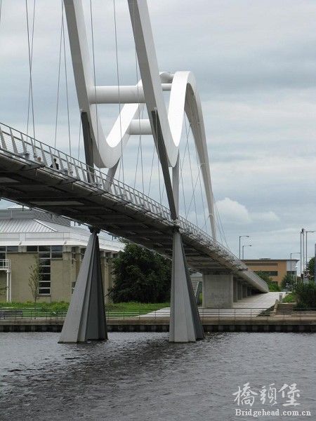 infinity_bridge_view_from_the_north_bank.jpg