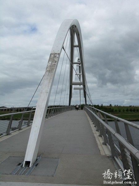 infinity_bridge_view_north_of_arches.jpg
