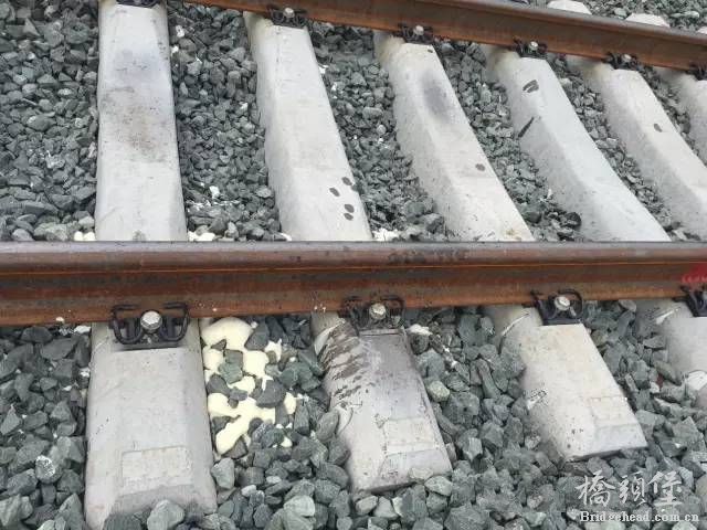 新型聚氨酯固化道床.jpg