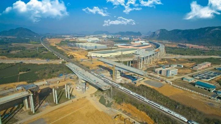 全国首例高速公路跨越高铁桥梁——龙怀高速英红特大桥成功转体！