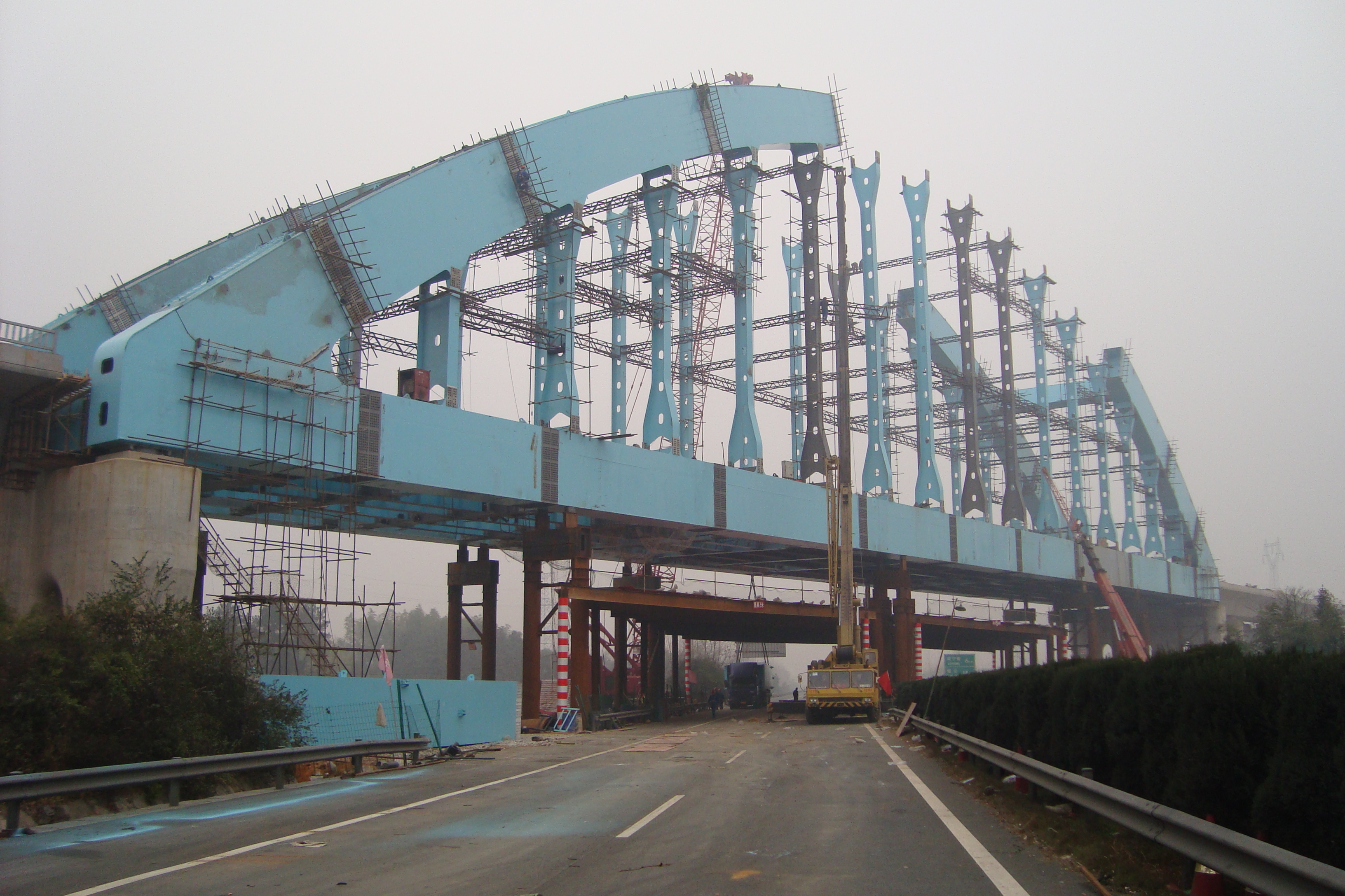 汀泗河特大桥由中铁十一局承建施工，钢箱系杆拱桥由武桥重工集团股份有限公司制造。
