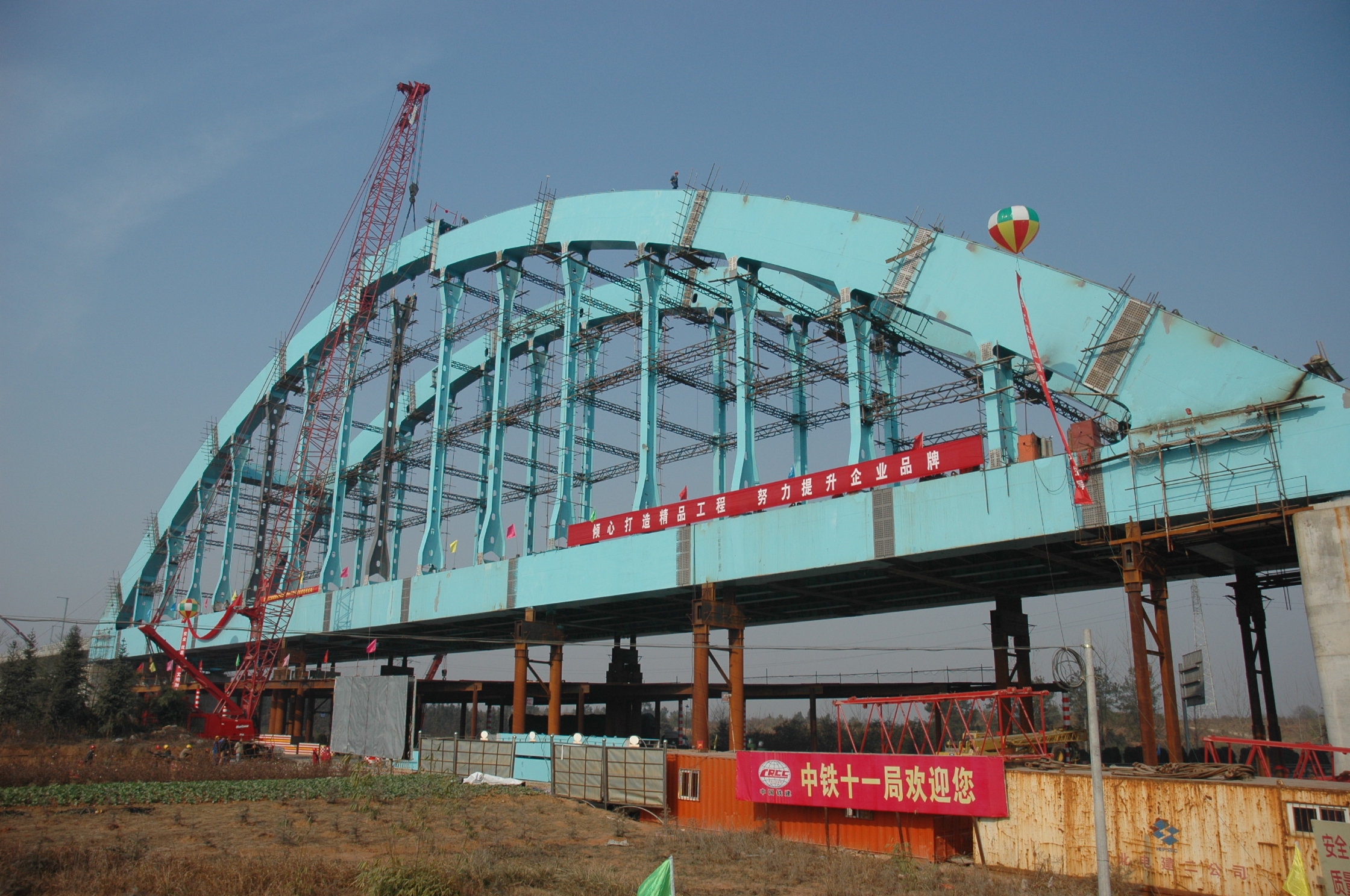 汀泗河特大桥由中铁十一局承建施工，钢箱系杆拱桥由武桥重工集团股份有限公司制造。