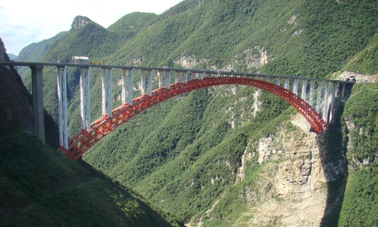 武桥重工集团股份有限公司承接了支井河大桥主拱肋钢结构的制造及现场组焊任务。