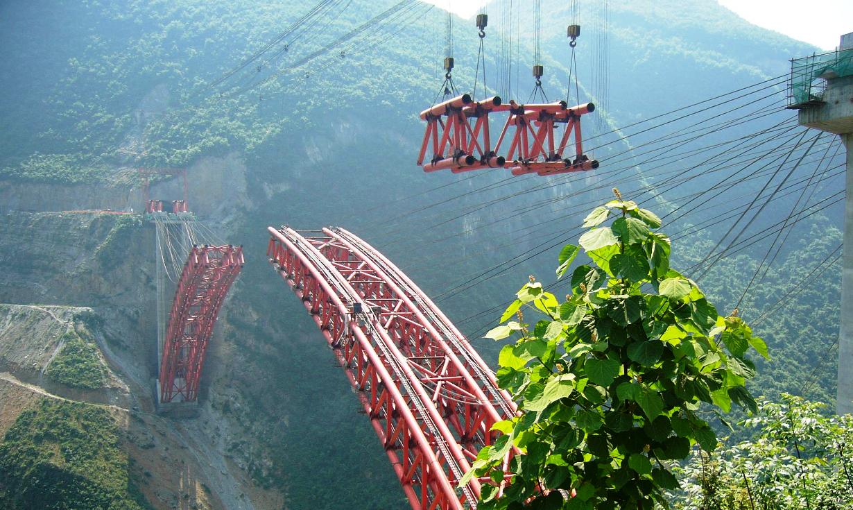 武桥重工集团股份有限公司承接了支井河大桥主拱肋钢结构的制造及现场组焊任务。