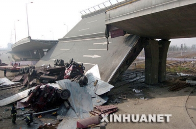 内蒙古高速公路包头出口高架桥倾斜侧塌 2.jpg