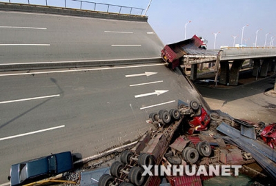 内蒙古高速公路包头出口高架桥倾斜侧塌 1.jpg