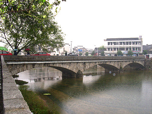 进村的石桥.jpg
