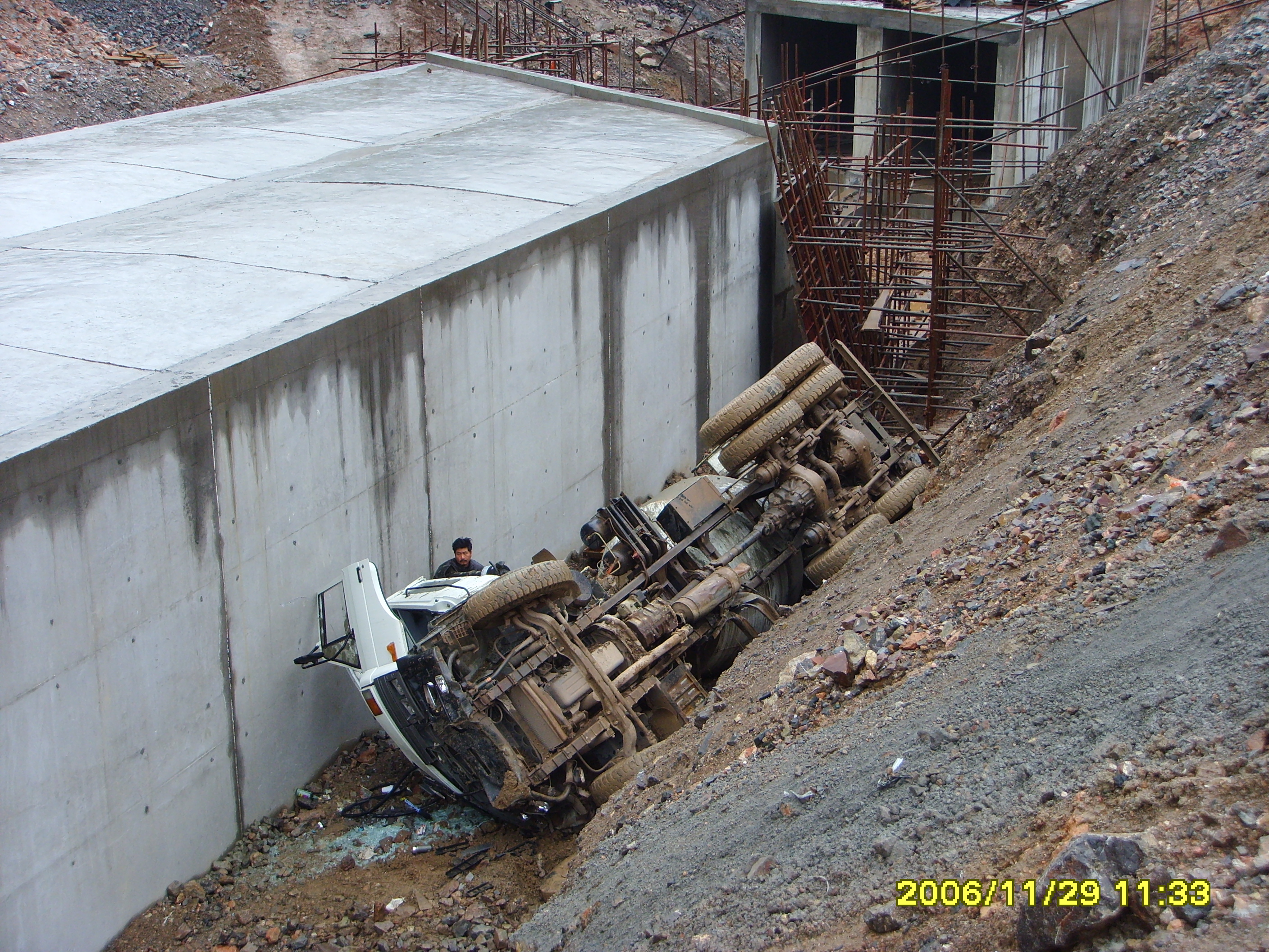 隧道进口右线罐车2.JPG