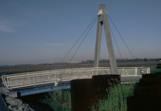 Small footbridge at the foot of the Pont de Normandie.jpg